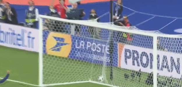 Olivier Giroud strieľa úvodný gól zápasu.