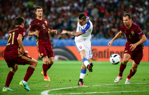 Marek Hamšík (v bielom) bol najlepší hráč slovenského tímu.