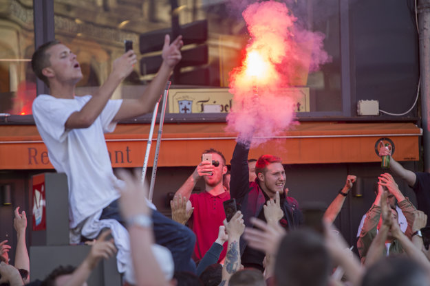 Anglickí fanúšikovia v Lille použili aj svetlice.