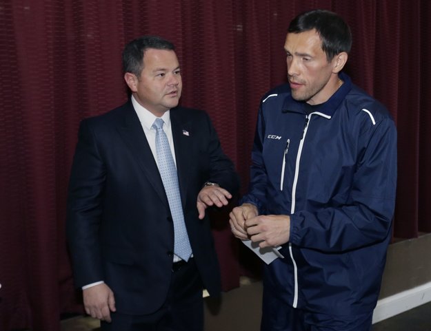 Pavel Daciuk odchádza po skončení tlačovej konferencie spolu so svojim agentom Danom Milsteinom.