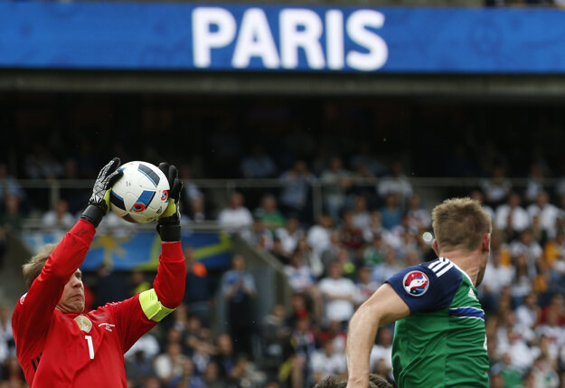 Manuel Neuer chytá loptu vo výskoku.