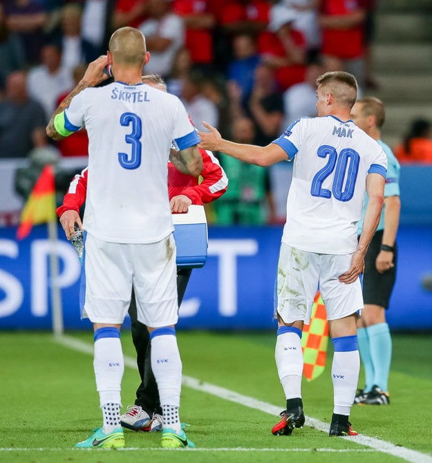 Róbert Mak (s číslom 20) si v zápase proti Anglicku poranil stehenný sval.