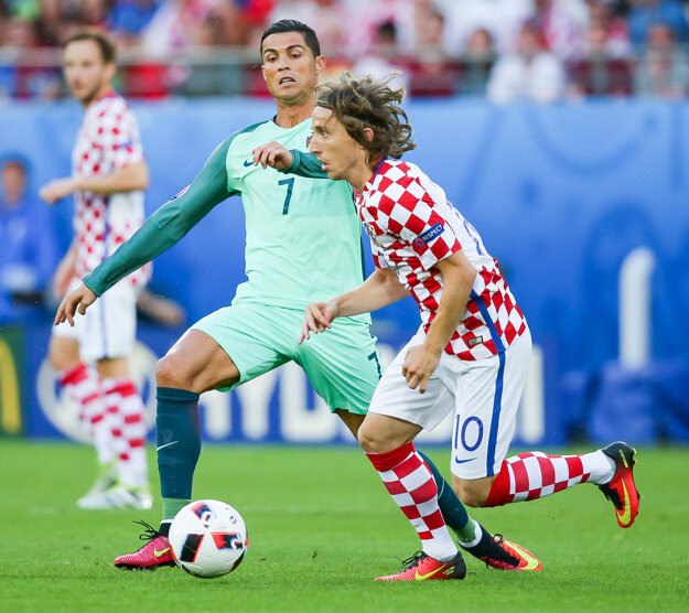 Cristiano Ronaldo (vľavo) a Luka Modrič (vpravo).