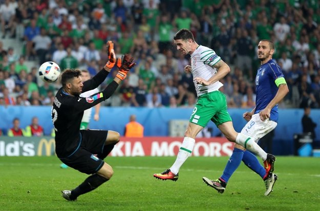 Robbie Brady (v strede) svojím gólom proti Taliansku rozhodol o postupe Írska do osemfinále.