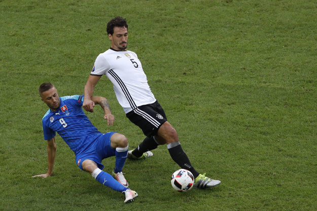 Stanislav Šesták (vľavo) a Nemec Mats Hummels.