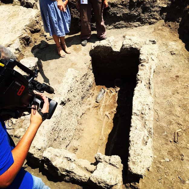 Archeológovia objavili tiež hrobku zo 4. storočia pred naším letopočtom s kostrou muža. Pri rukách a nohách mal šesť čiernych pohrebných váz. 