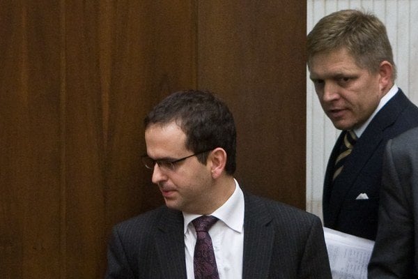 Predseda vlády Robert Fico a Robert Madej (obaja Smer-SD).