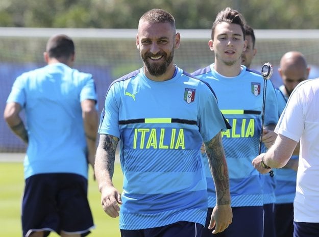 Daniele De Rossi (v strede) zrejme do dôležitého zápasu nezasiahne.