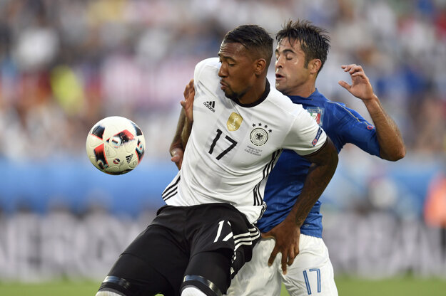 Jérôme Boateng (vľavo) v súboji s Ederom.