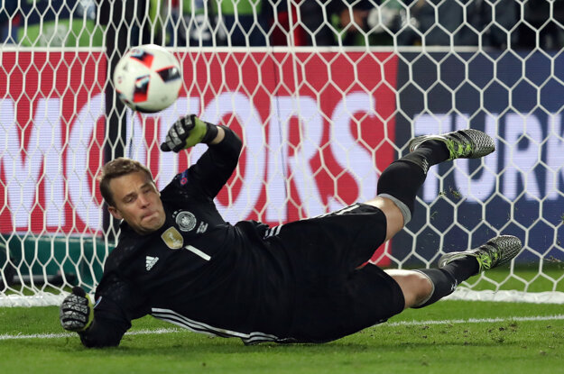 Nemecký brankár Manuel Neuer chytá jednu z talianskych penált.