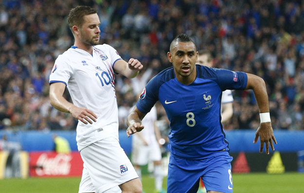 Payet (vpravo) je jedným z najlepších hráčov, nielen dnešného zápasu, ale aj celého šampionátu.