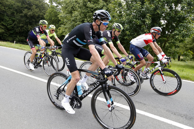 Chris Froome je na trati dnešnej etapy zatiaľ pokojný.