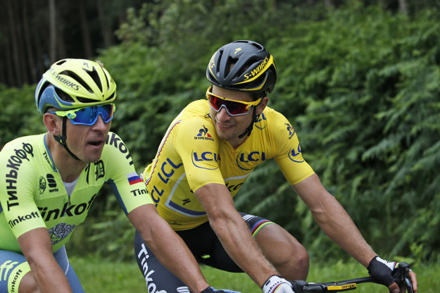 Peter Sagan v žltom drese komunikuje s tímovým kolegom Maciejom Bodnarom.