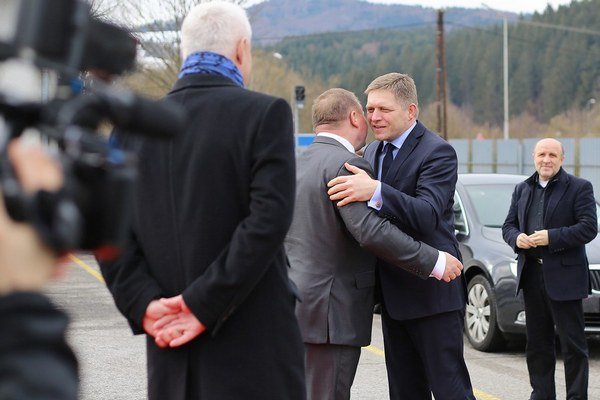 Premiér Robert Fico a podnikateľ Milan Fiľo poklepkávali základný kameň.