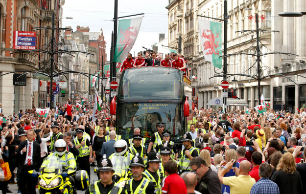 Futbalistov Walesu vítalo v uliciach Cardiffu veľké množstvo fanúšikov.