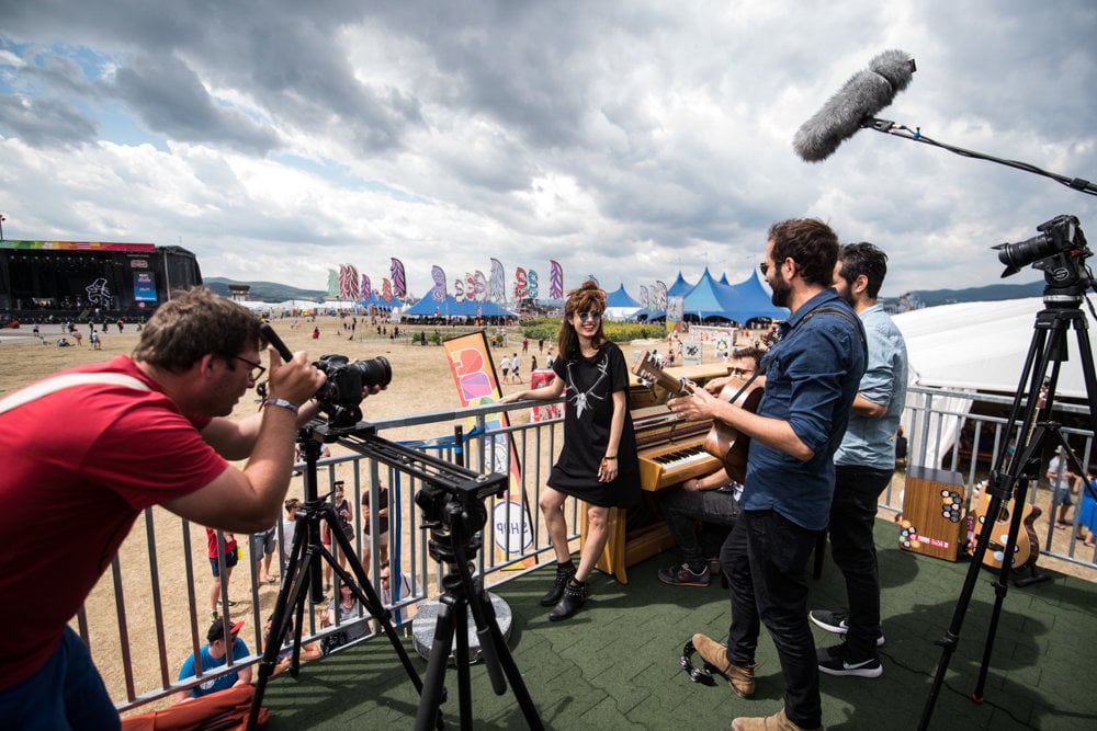 Izraelská skupina Lola Marsh zahrala po svojom príchode na festival krátky akustický koncert.