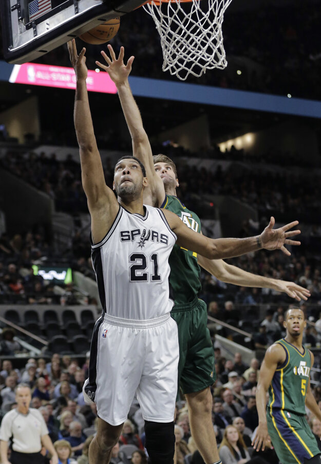 Tim Duncan (v bielom).