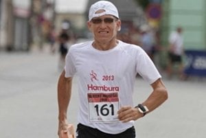 Bežec – rekordér. Miroslav Kriško zabehol za rok 100 maratónov.