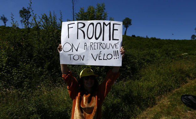 Fanúšik pri trati 14. etapy s odkazom pre lídra Tour de France: