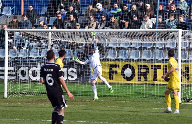 Marián Kelemen zasahuje v zápase proti AS Trenčín.