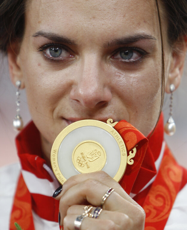 Jelena Isinbajevová pózuje so zlatou medailou z olympijských hier v Pekingu.
