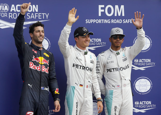 Pred objektívmi fotografov pózuje trojica najlepších zo sobotňajšej kvalifikácie - v strede víťazný Nico Rosberg, vpravo druhý Lewis Hamilton, vľavo tretí Daniel Ricciardo.