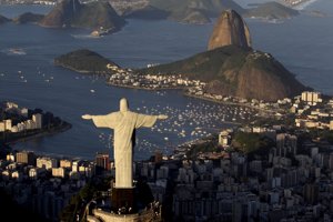 Socha Ježiša Krista žehnajúca Rio de Janeiro z kopca Corcovado.
