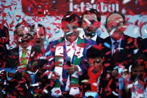 Líder strany a turecký premiér Ahmet Davutoglu.