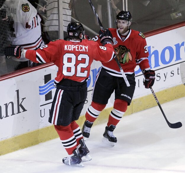 Kris Versteeg (vpravo), má bohaté skúsenosti z NHL. So Chigagom sa dvakrát tešil zo Stanleyho pohára. Teraz preverí v drese Bernu Košičanov.