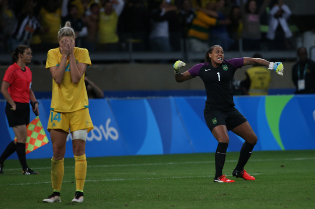 Brazíliu zachránila napokon brankárka Barbara. Teší sa zo zneškodnenej penalty.