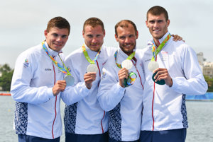 Zľava Denis Myšák, Erik Vlček, Juraj Tarr a Tibor Linka pózujú so striebornými medailami.