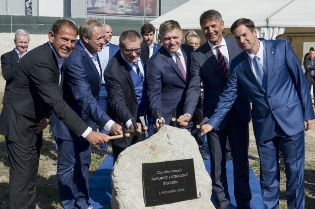 Na snímke zľava konateľ spoločnosti STRABAG Juraj Bacmaňák, investor štadiónu Ivan Kmotrík, prezident SFZ Ján Kováčik, predseda vlády SR Robert Fico, primátor Bratislavy Ivo Nesrovnal a starosta mestskej časti Bratislava - Nové Mesto Rudolf Kusý poklepkajú základný kameň Národného futbalového štadióna v priestore bývalého futbalového štadióna Tehelné pole.
