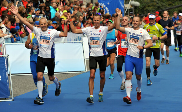 Zľava: Otec Mateja Tótha Viliam, Matej Tóth a brat Michal v cieli polmaratónu počas 92. ročníka Medzinárodného maratónu mieru.