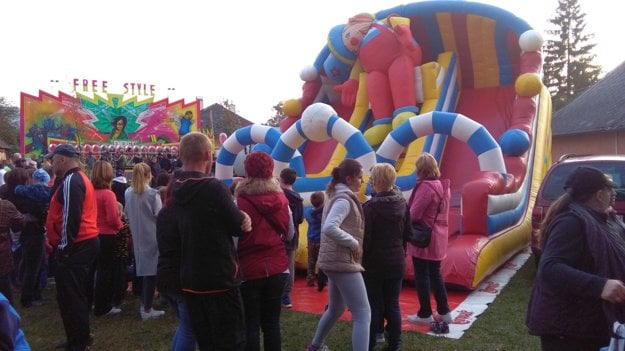 Deti za zabávali na nafukovacom hrade, trampolínach a kolotočoch.