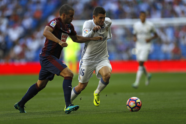 Mateo Kovačič (vpravo) z Realu Madrid sa pokúša s loptou preniknúť cez Pedra Leóna.