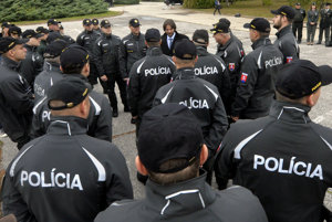 S policajtmi sa rozlúčil aj minister Kaliňák. 