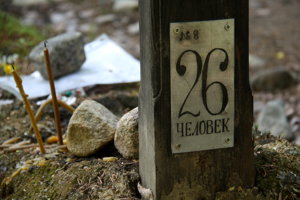Kto presne leží v masových hrobov na Soloveckych ostrovoch sa nevie. Číslo na kríži udáva množstvo pochovaných obetí.
