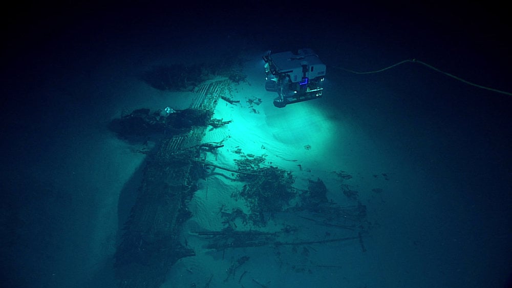 Diaľkovo ovládané vozidlo Discoverer skúma trosku bombardéra na dne Mariánskej priekopy.