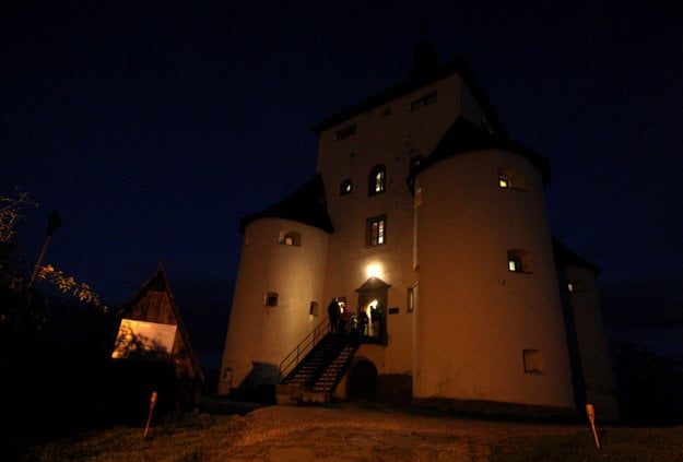 Nový zámok nad historickým centrom v noci.  (zdroj: Ján Krošlák)