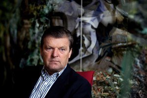 Narodil sa v roku 1953. V rokoch 1976 a 1977 získal zlatú medailu na hokejových majstrovstvách sveta. V roku 1980 mu zakázali hrať a o rok emigroval do Kanady. Hral za Quebec Nordiques a Toronto Maple Leafs.