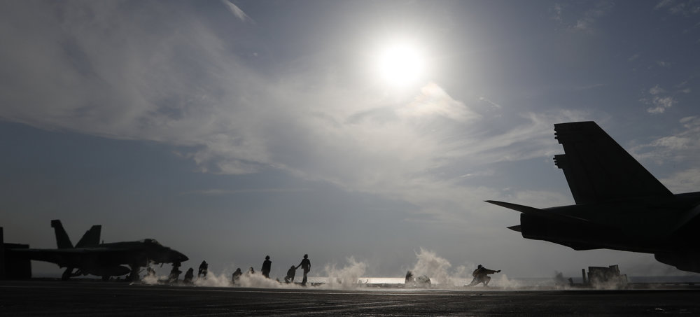 Pilot stíhacieho lietadla amerického námorníctva F-18 Super Hornet je pripravený na štartFOTO - TASR/AP