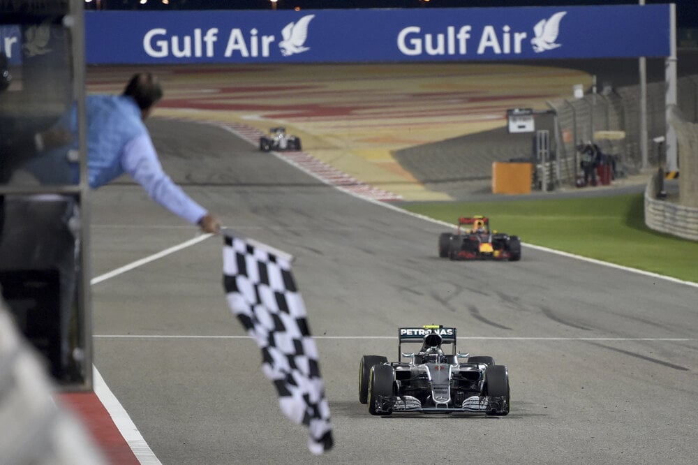 Aj v Bahrajne prišiel do cieľa ako prvý Nemec Nico Rosberg na Mercedese.