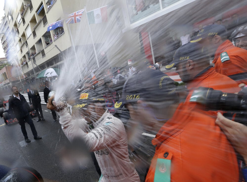 Lewis Hamilton oslavuje víťazstvo v Monaku
