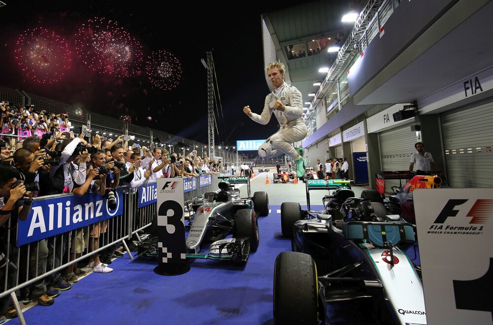Nico Rosberg vyskakuje z monopostu ako čerstvý víťaz Veľkej ceny Singapuru.