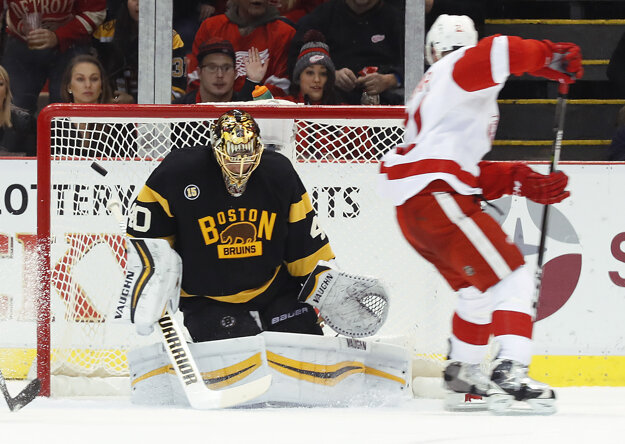 Tomáš Tatar skóruje do siete Bostonu.