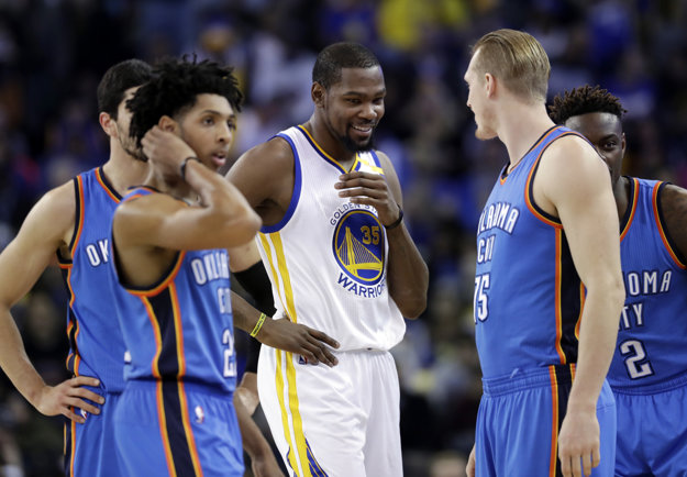 Kevin Durant (v strede) nastúpil proti svojmu bývalému tímu.