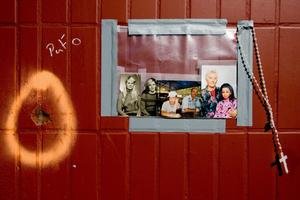 Na panelák  pri vchode, kde vrah vystrieľal rodinu pani Slezákovej, niekto nalepil fotografie obetí.
