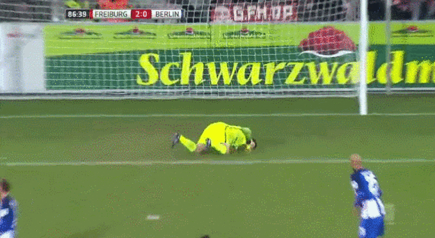 Nils Petersen strieľa druhý a napokon víťazný gól Freiburgu v zápase.