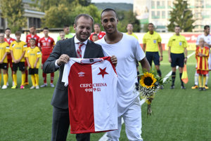 Van Kessel (vpravo) odovzdáva dres svojho Slavie Praha generálnemu manažérovi AS Trenčín. V novom klube je ale nepotrebný.