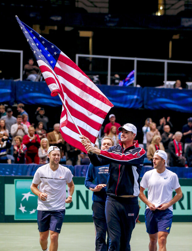 Američania oslavujú postup.